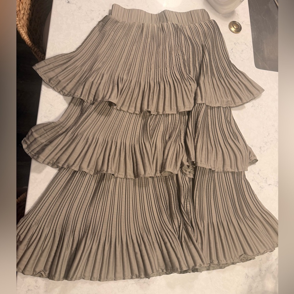 Chic Tiered Pleated Skirt in Taupe